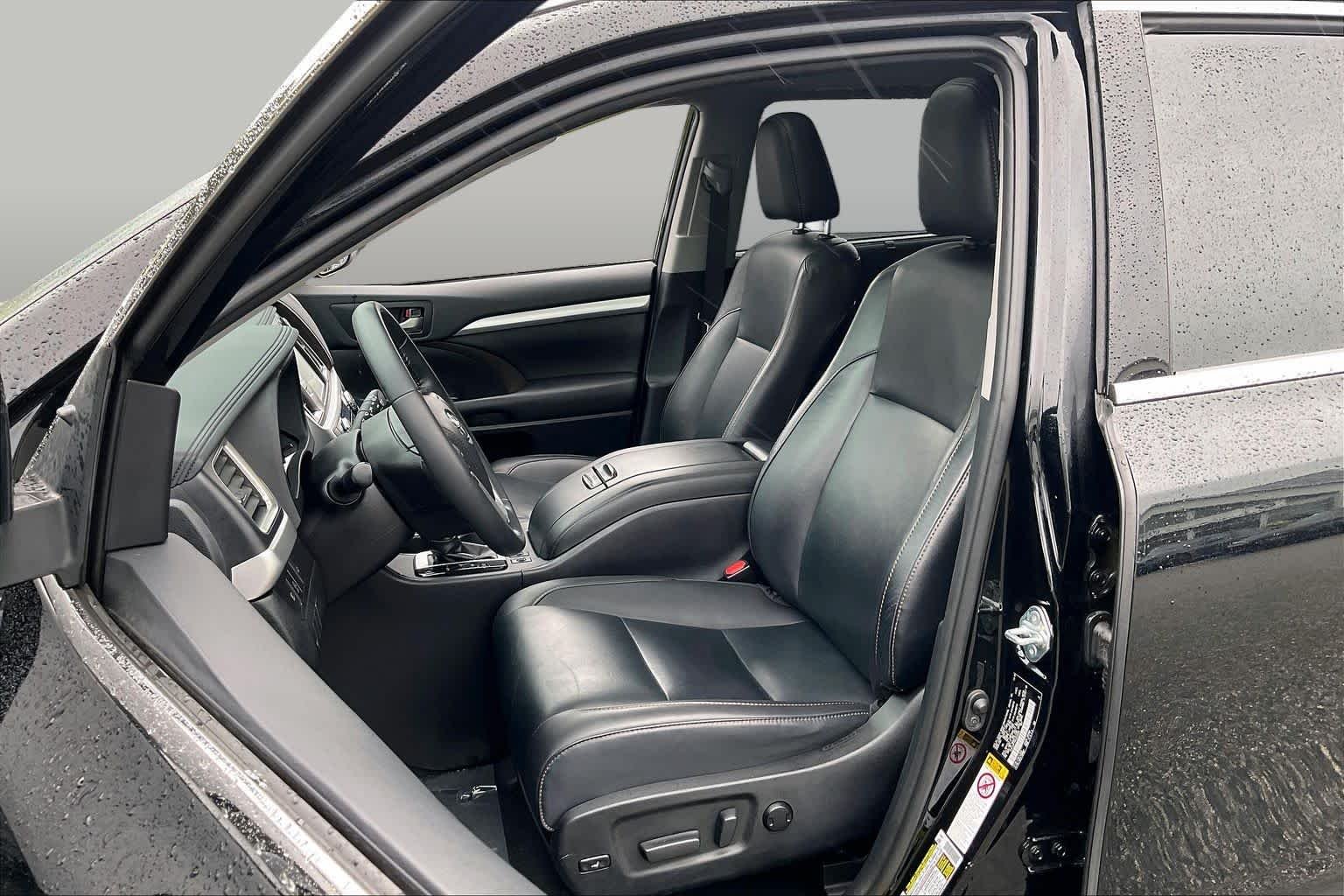 Used 2019 Midnight Black Metallic Toyota XLE image 7