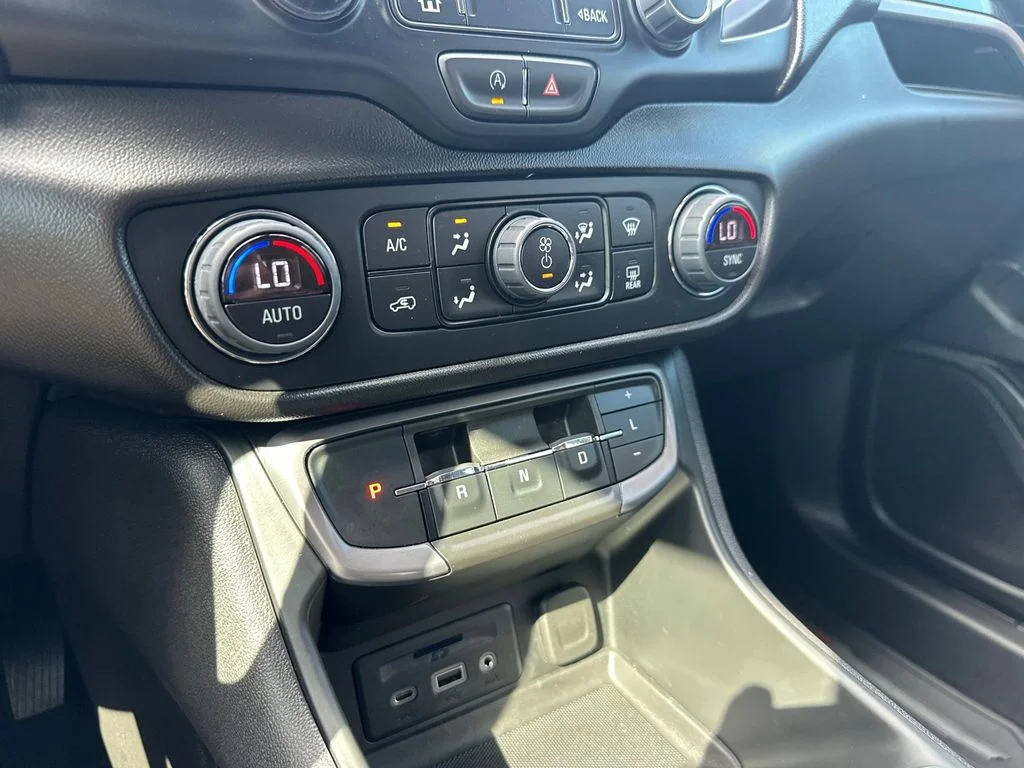 Used 2024 White GMC AT4 image 22