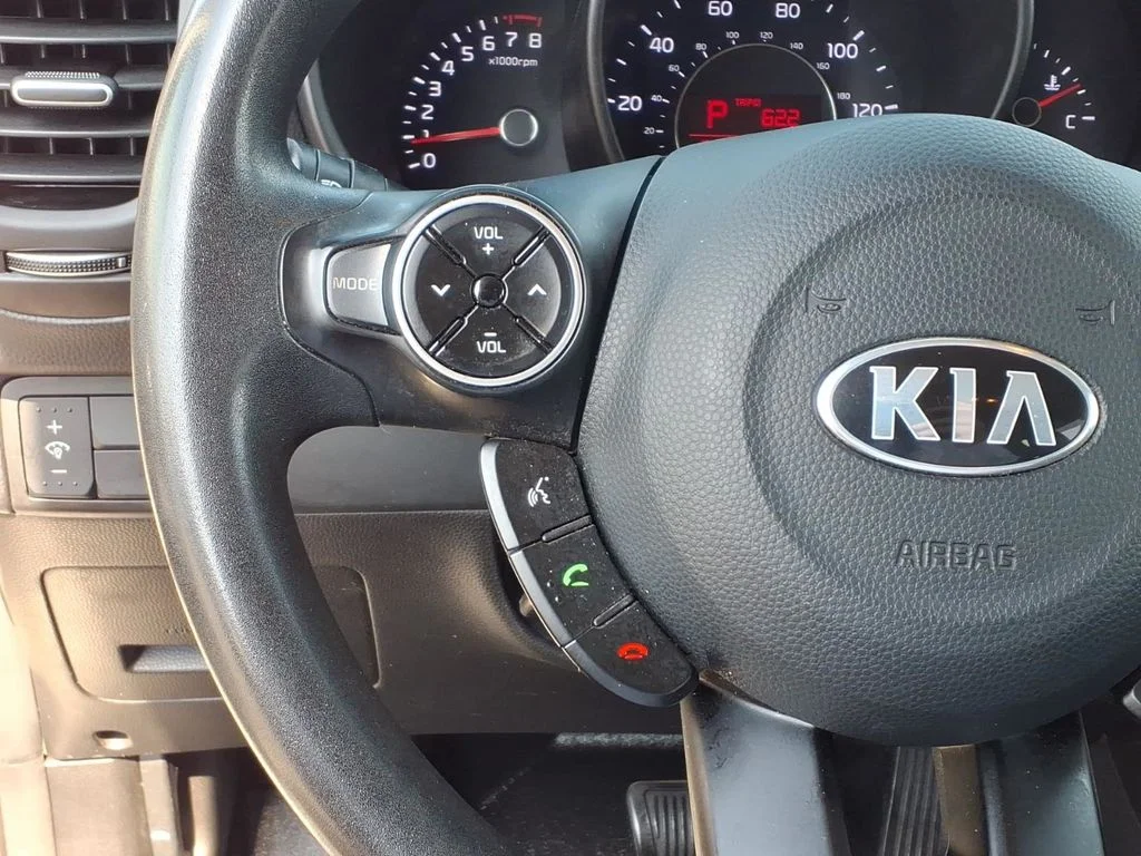 Used 2018 White Kia Base image 14