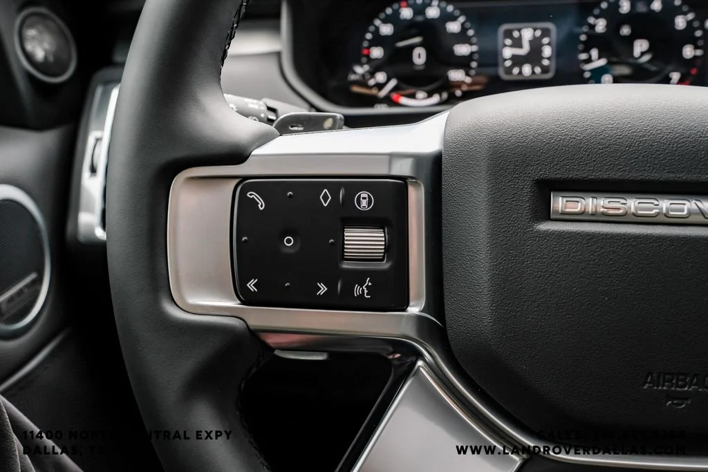 Used 2025 White Land Rover Dynamic SE image 15