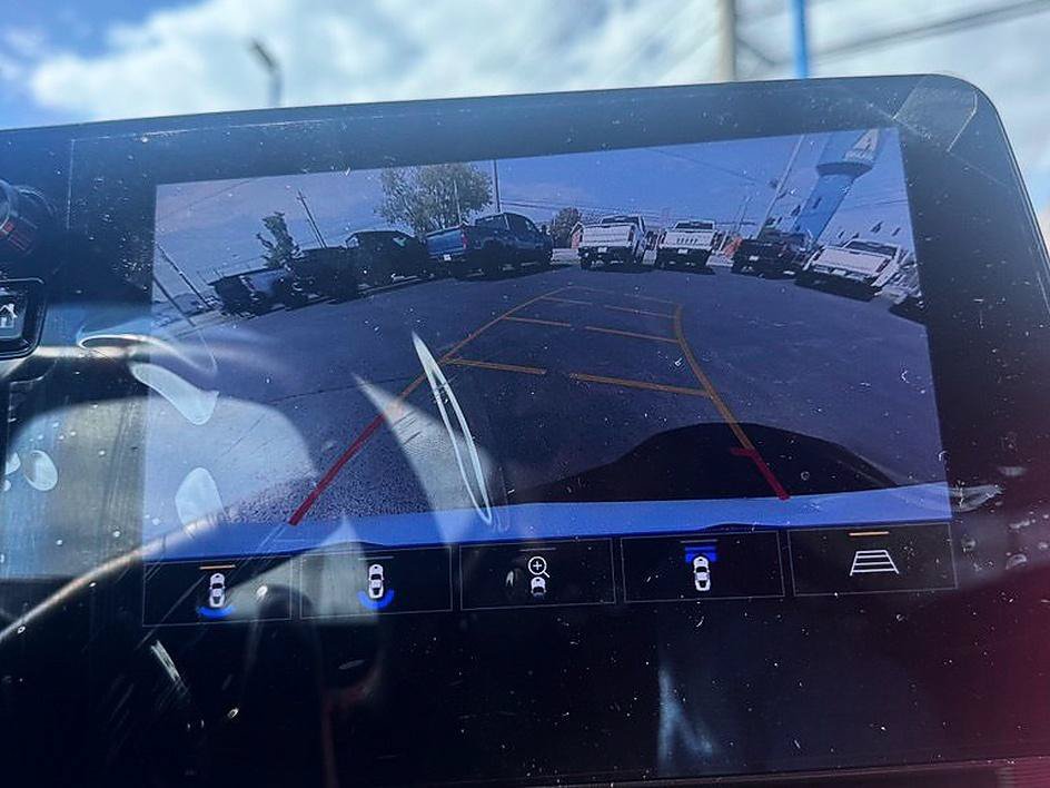 Used 2022 White Chevrolet Stingray image 10