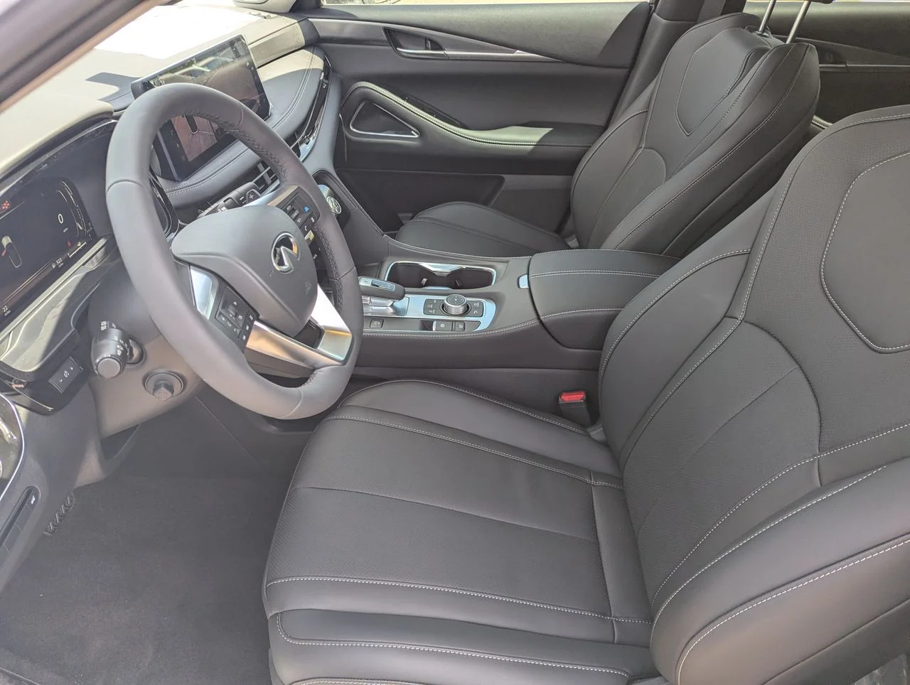 New 2027 RADIANT WHITE INFINITI Luxe AWD image 12