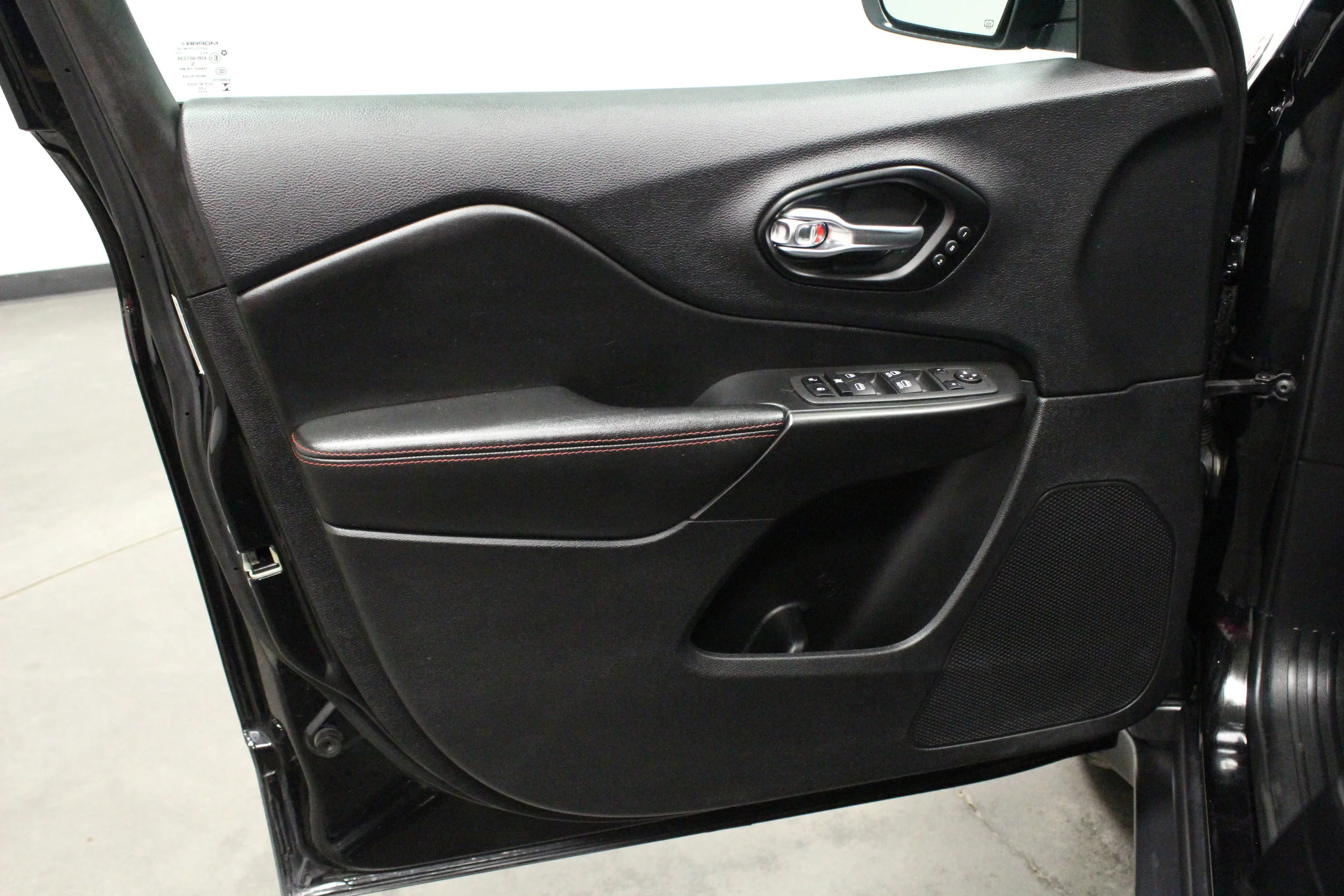 Used 2022 Diamond Black Crystal Pearlcoat Jeep Trailhawk image 19