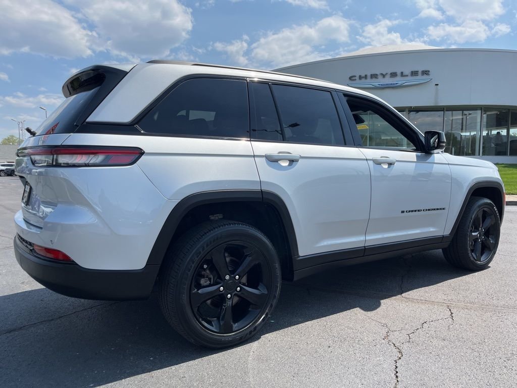 Used 2023 Silver Jeep Altitude X image 43