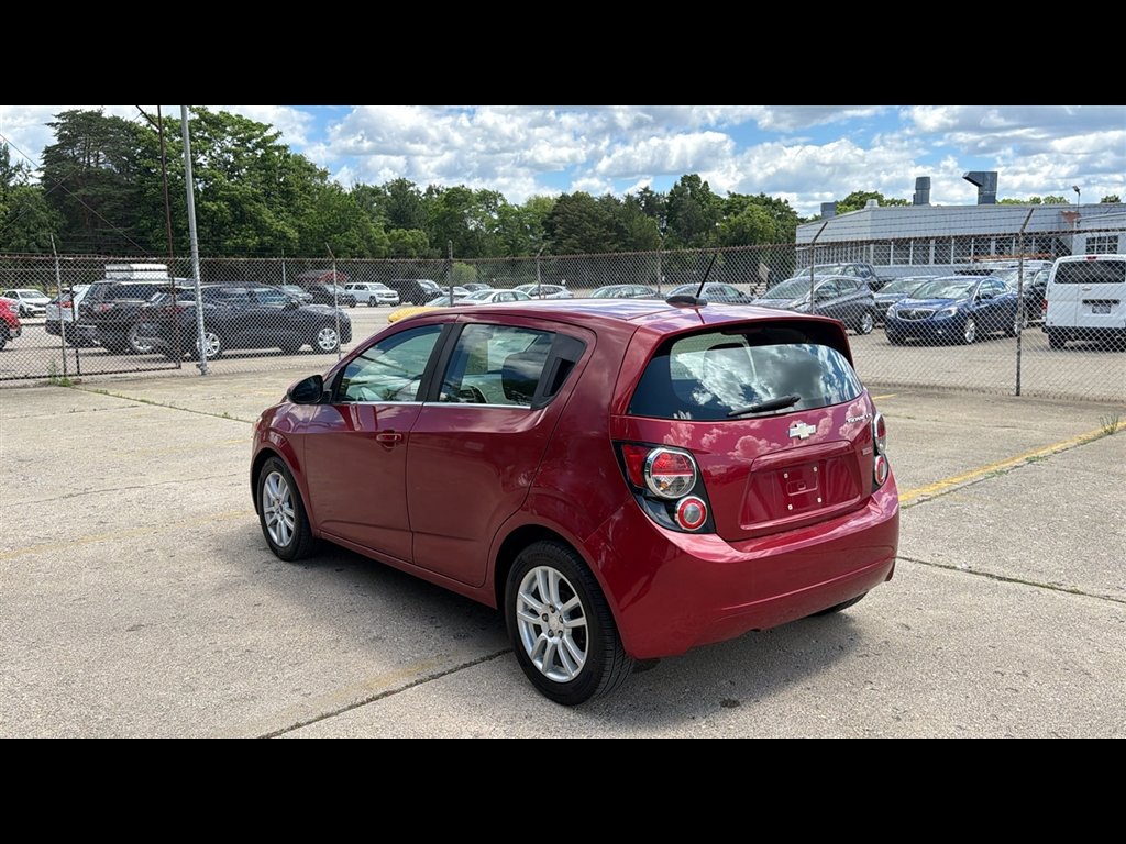 Used 2016 CRYSTAL RED TINTCOAT Chevrolet LT image 4