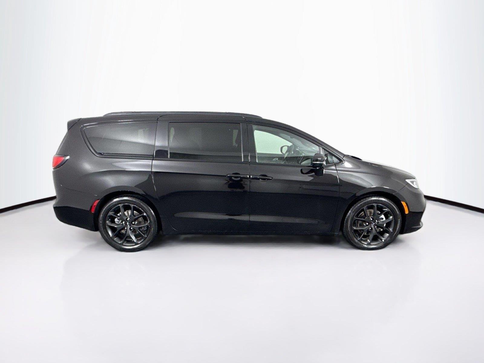 Used 2025 Diamond Black Crystal Pearlcoat Chrysler Limited image 11