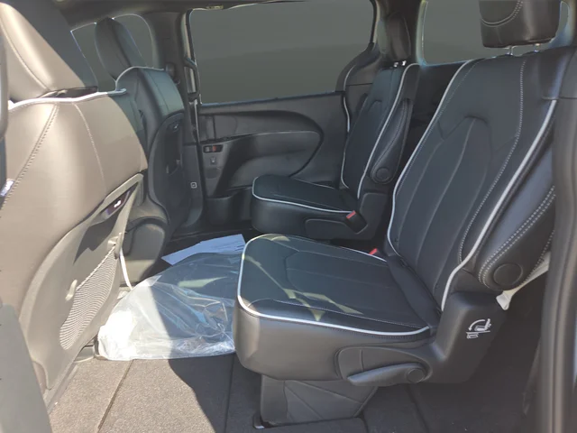 New 2026 Bright White Clear-Coat Exterior Paint Chrysler Limited image 32