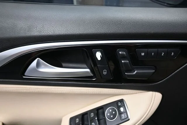 Used 2019 Black INFINITI LUXE image 18