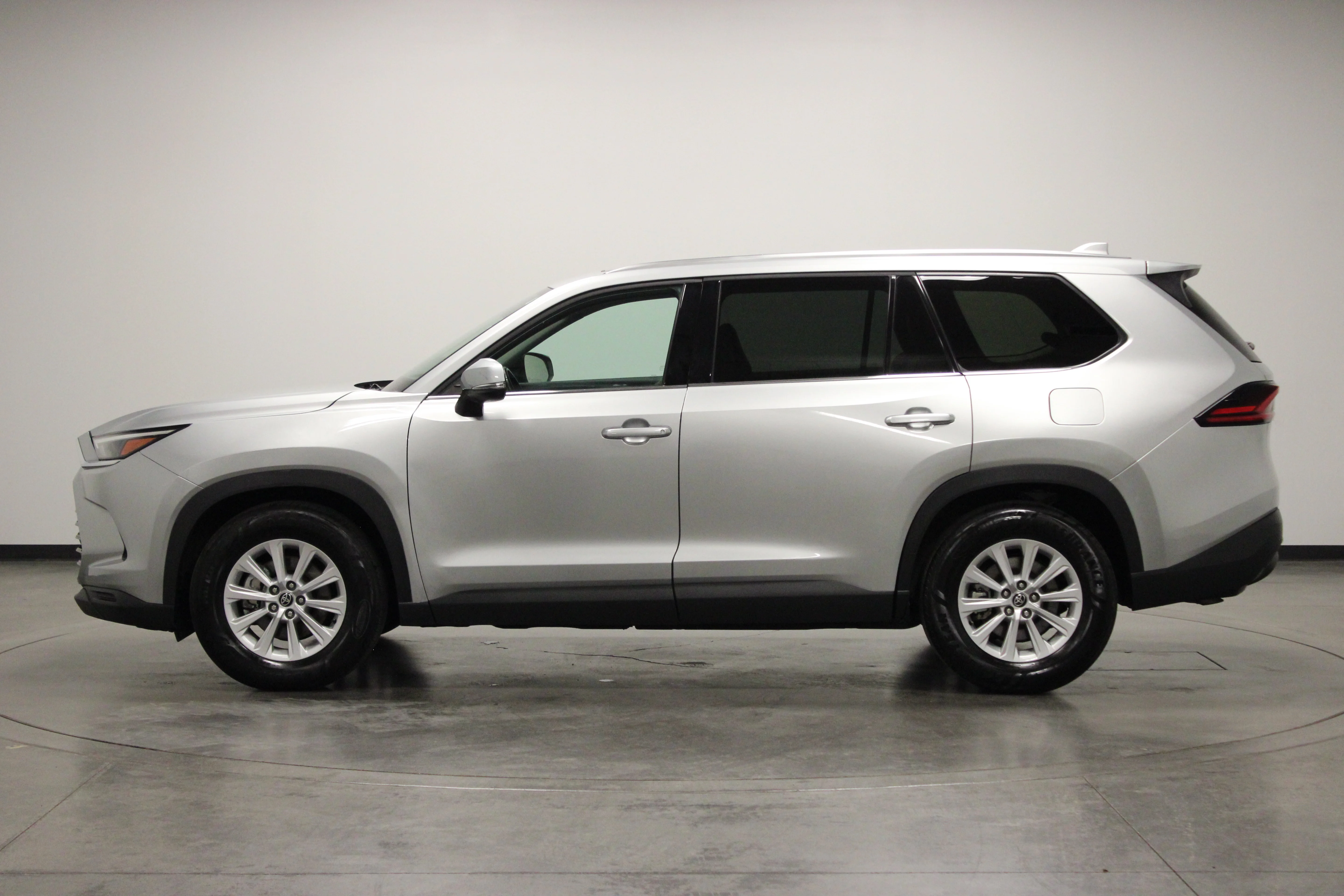 Used 2025 Celestial Silver Metallic Toyota XLE image 5