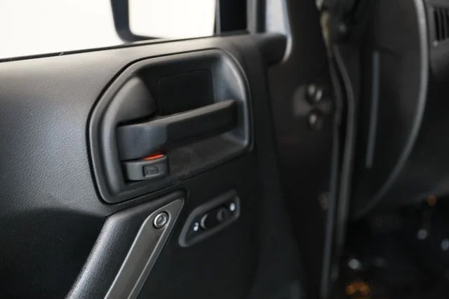 Used 2017 Silver Jeep  image 10