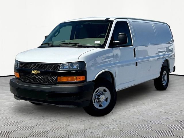 New 2026 Summit White Chevrolet WT image 3