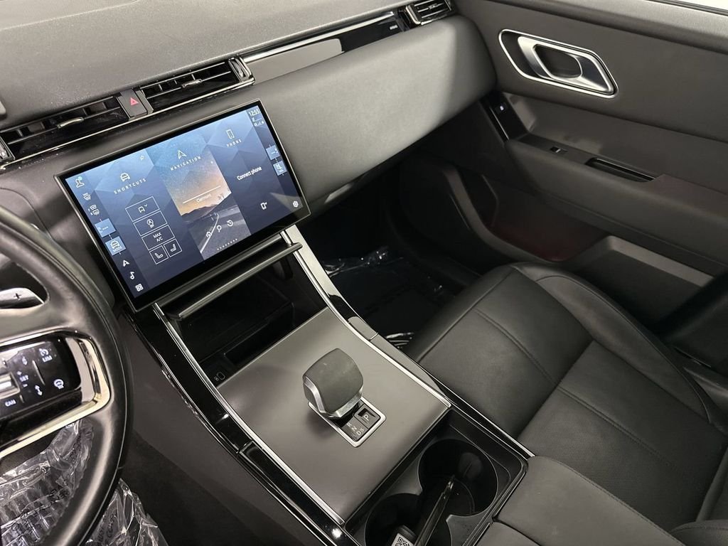 Used 2025  Land Rover Dynamic SE image 11