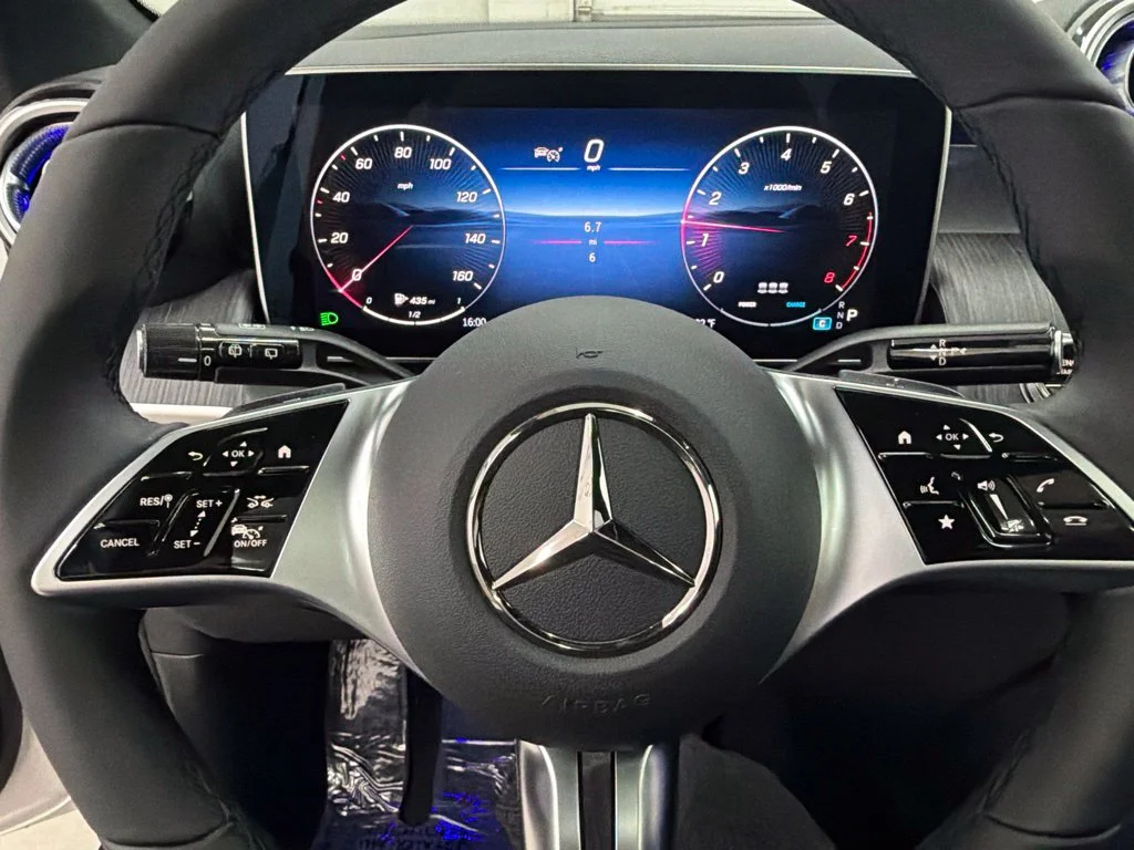 New 2027 White Mercedes-Benz GLC 300 image 18