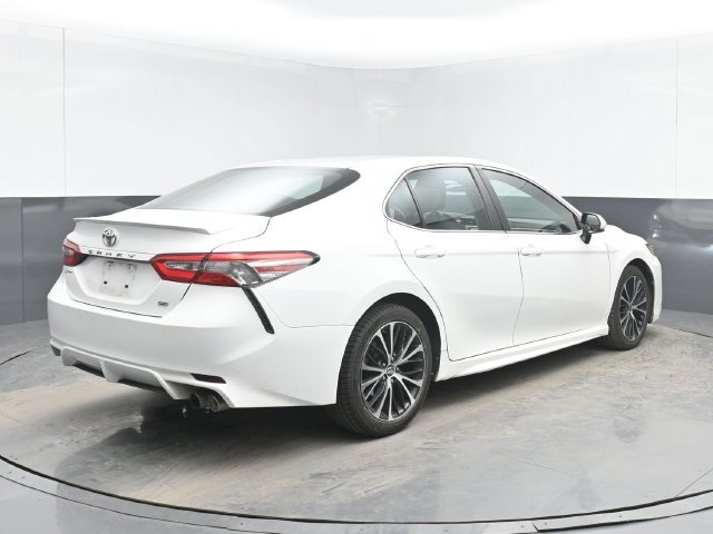 Used 2018 White Toyota SE image 9
