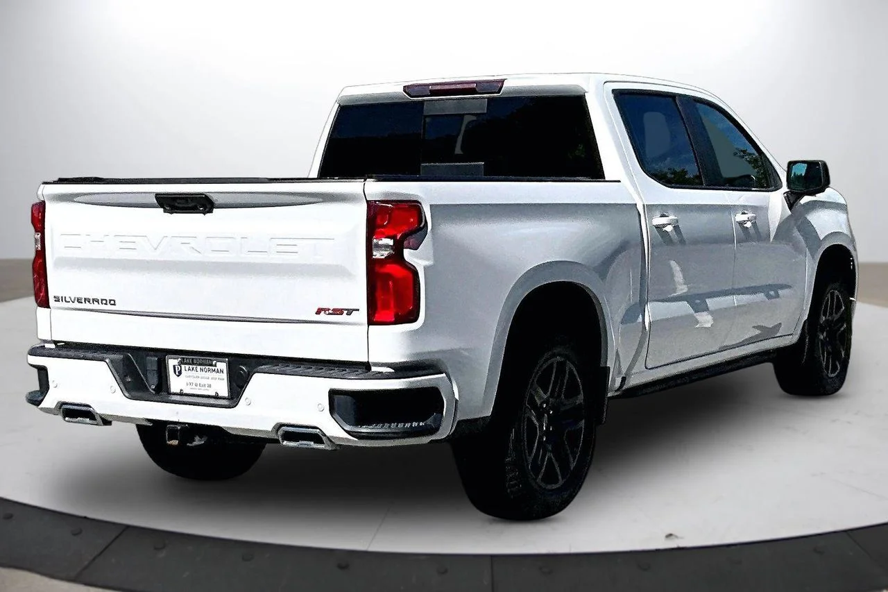 Used 2023 White Chevrolet RST image 9