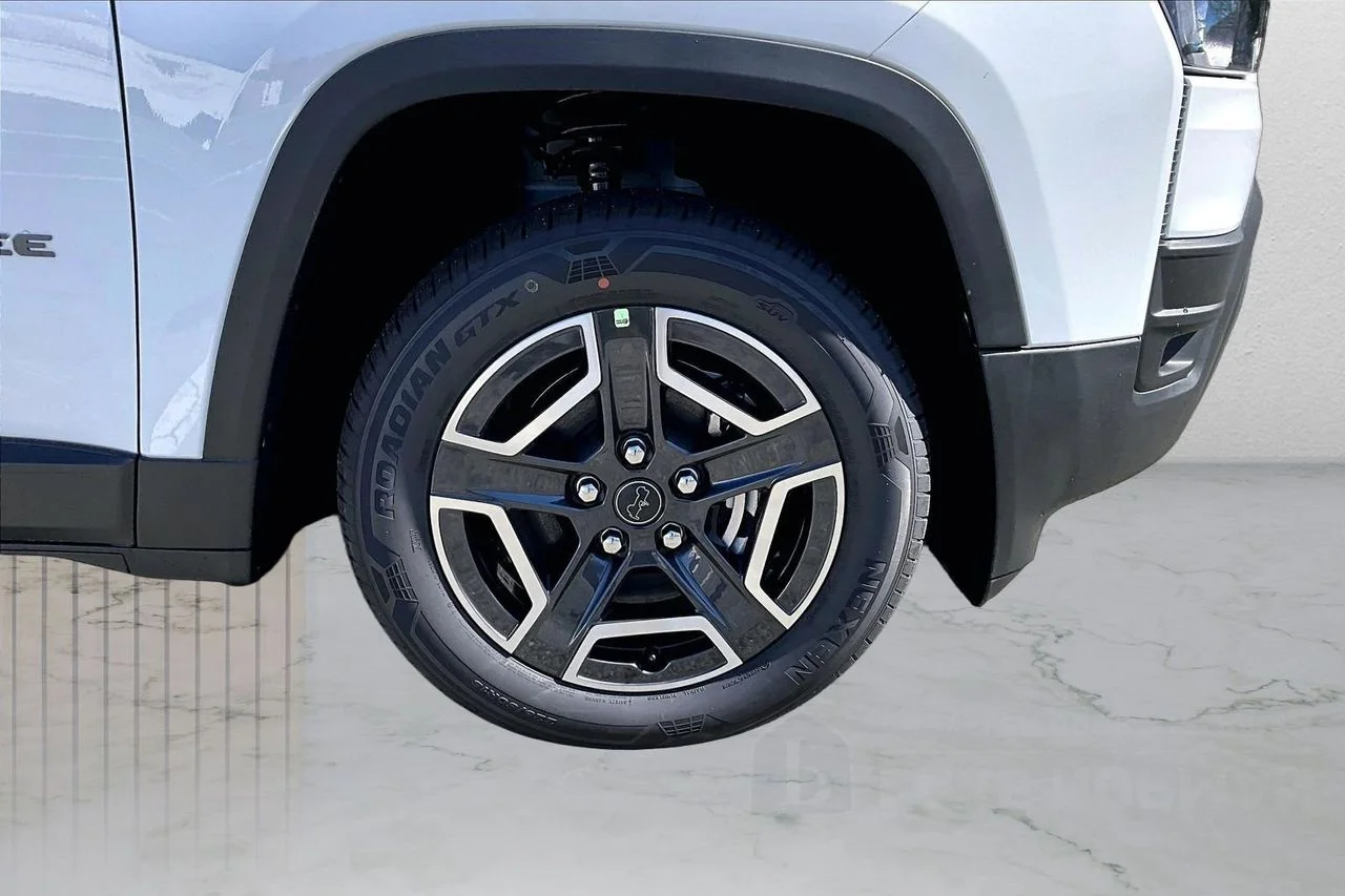New 2026 Bright White Clear-Coat Exterior Paint Jeep Laredo image 31