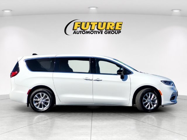 Used 2025 White Chrysler Select image 3