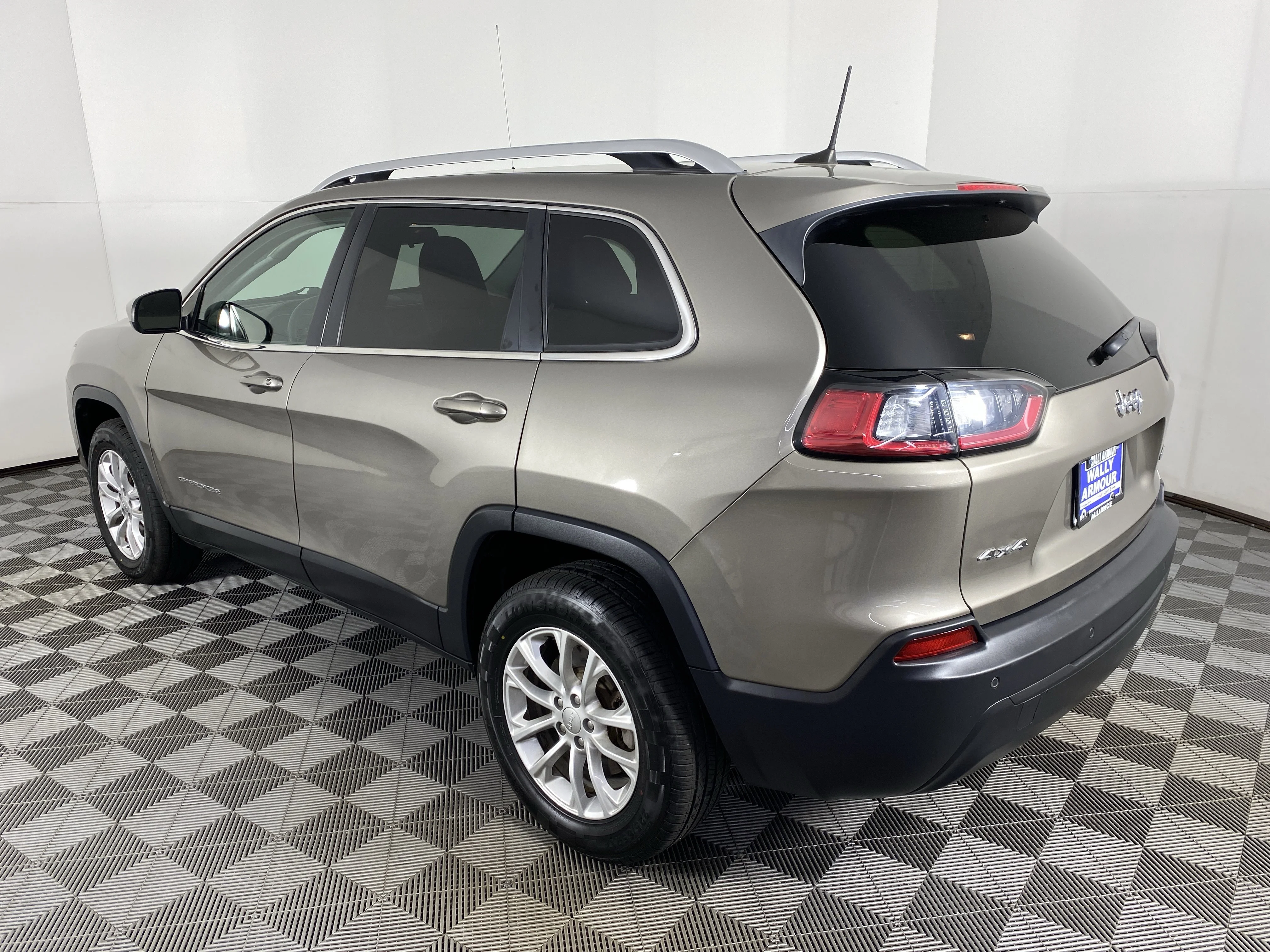 Used 2019 Light Brownstone Pearlcoat Jeep Latitude image 8