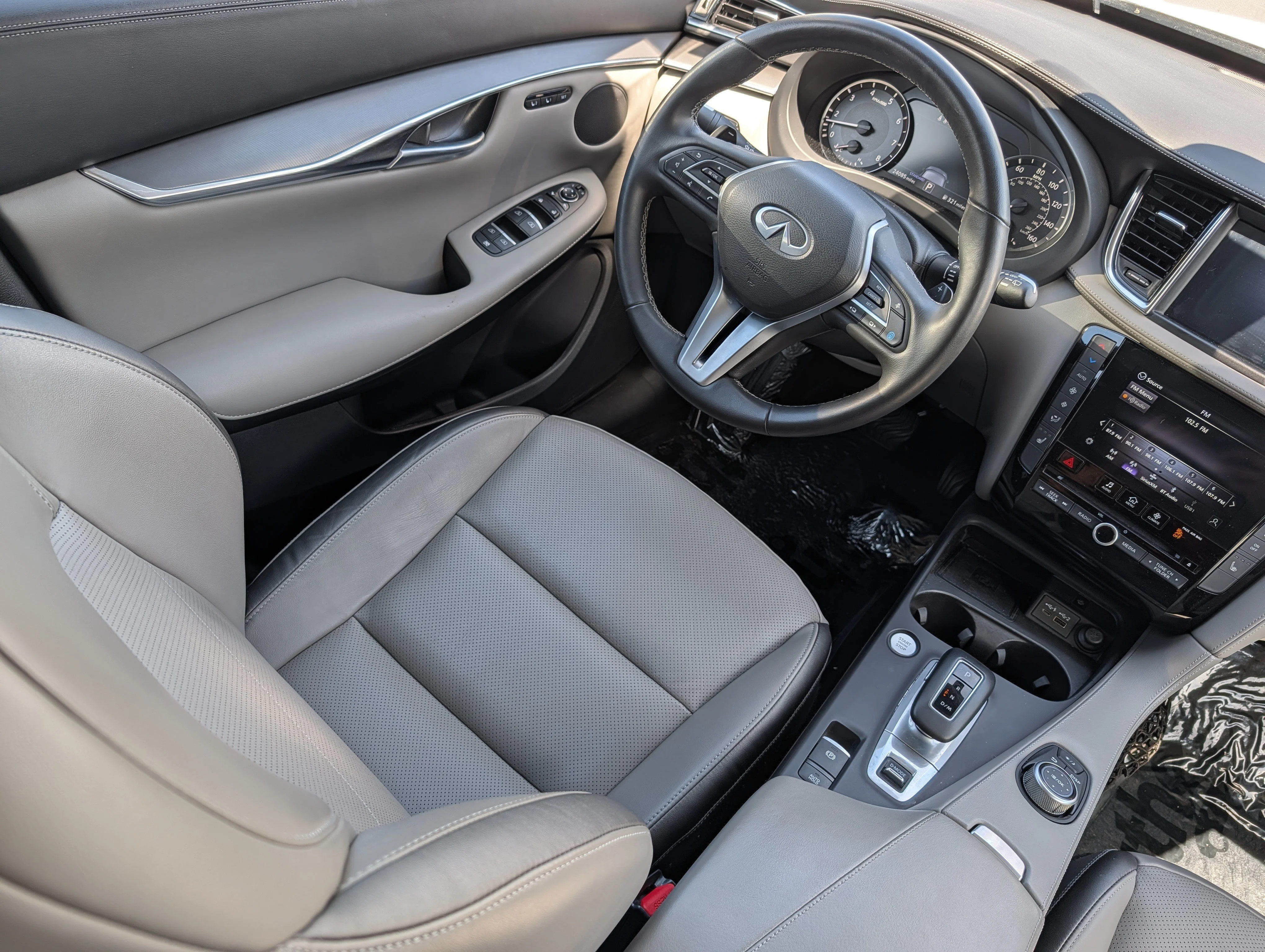 Used 2024 Radiant White INFINITI LUXE image 9