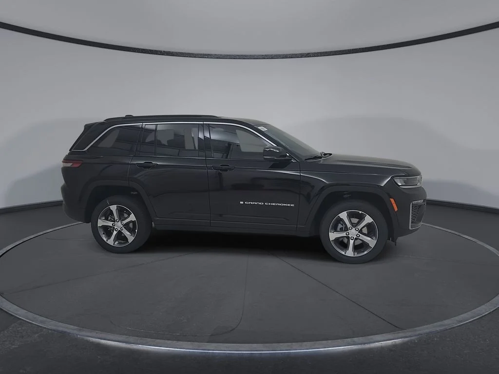 New 2026 Diamond Black Crystal Pearl-Coat Exterior Paint Jeep Limited image 17