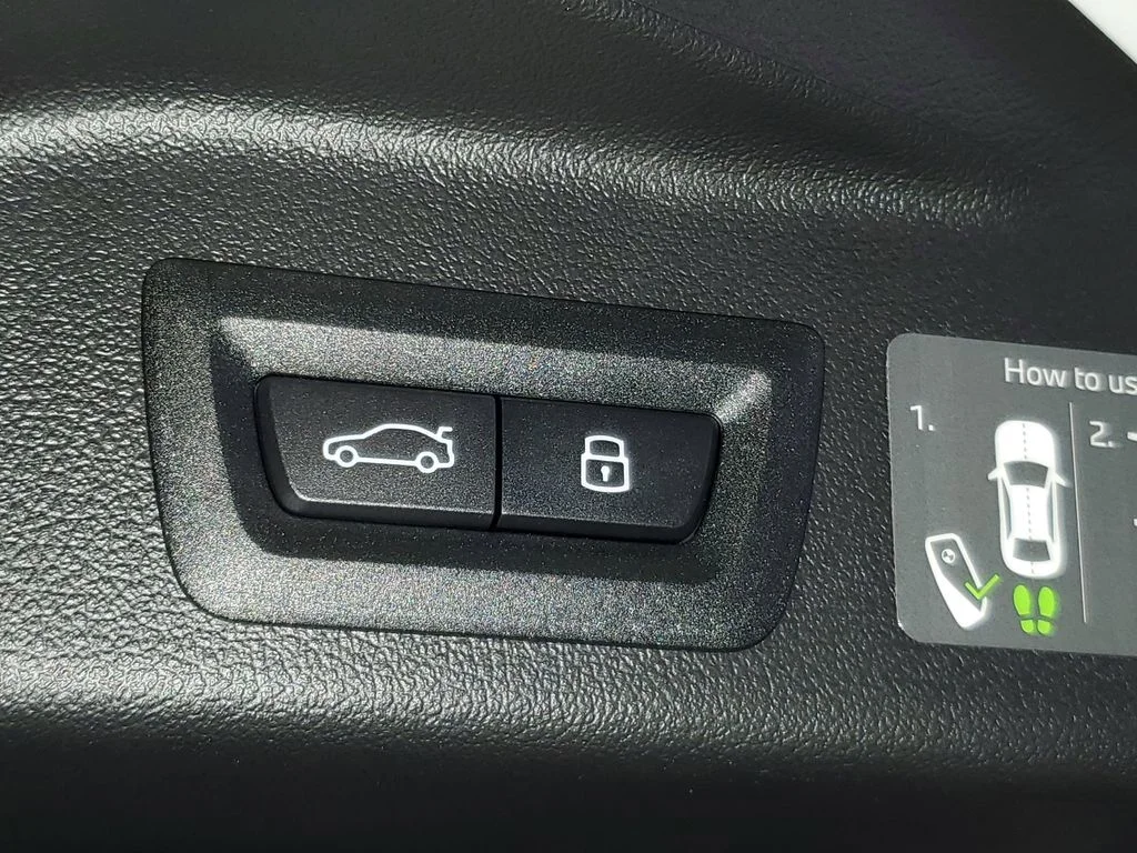 Used 2026 White BMW sDrive40i image 8