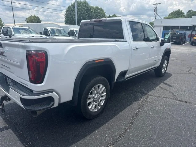 Used 2022 White GMC Denali image 9