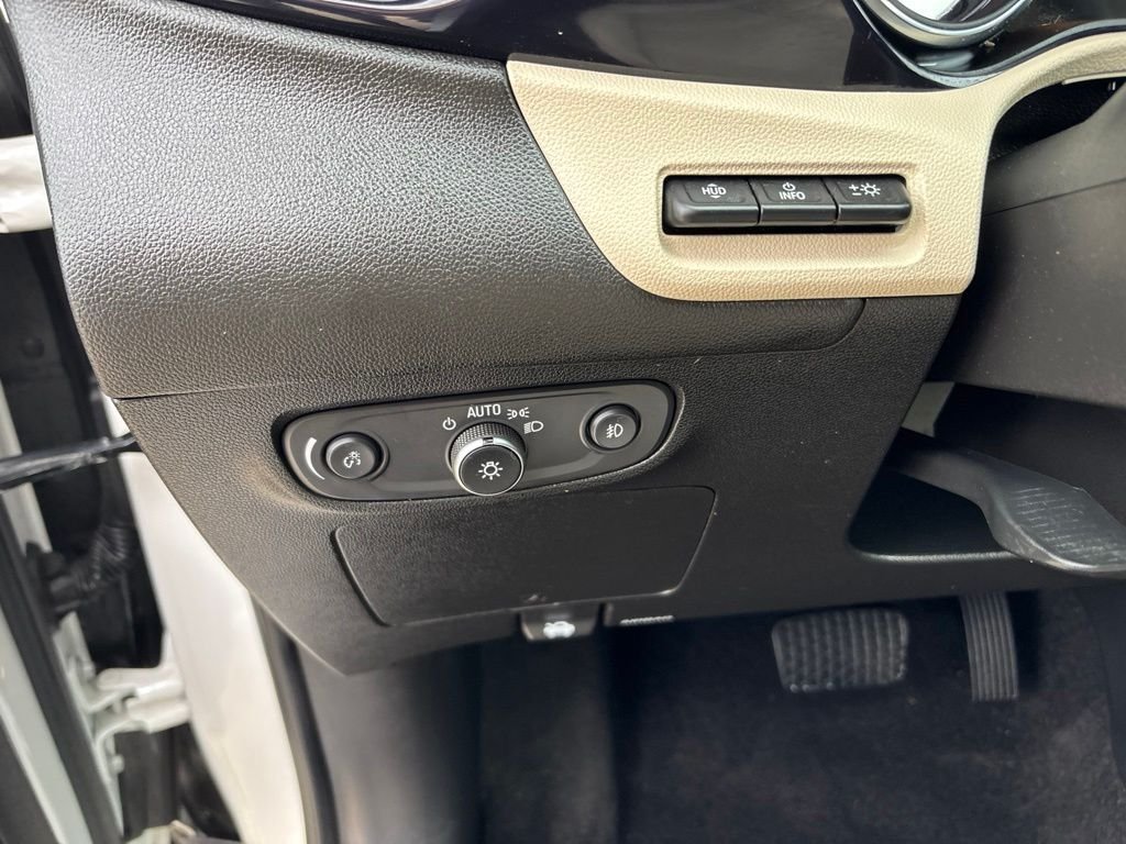 Used 2021 White Frost Buick Essence image 19