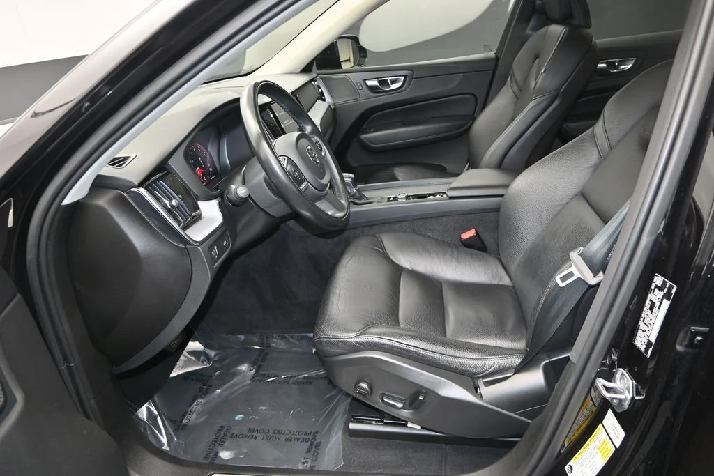 Used 2020 Onyx Black Metallic Volvo T6 Momentum image 15