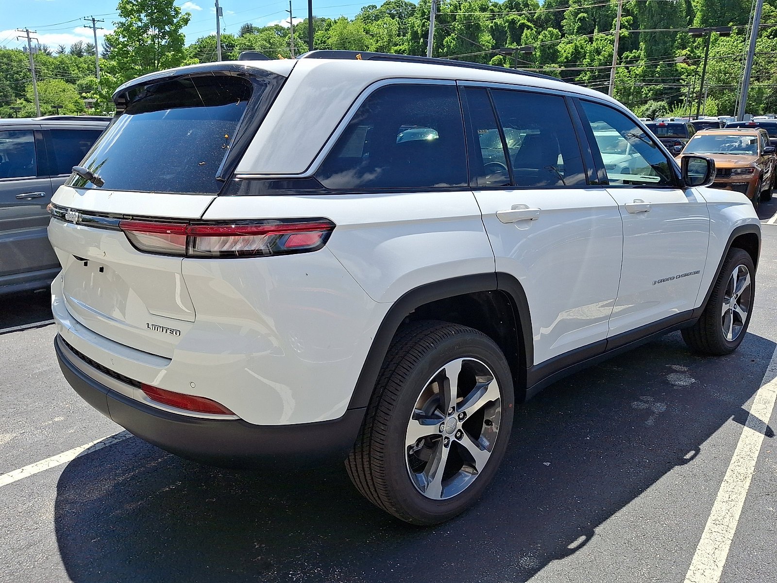 New 2026 Bright White Clear-Coat Exterior Paint Jeep Limited image 3