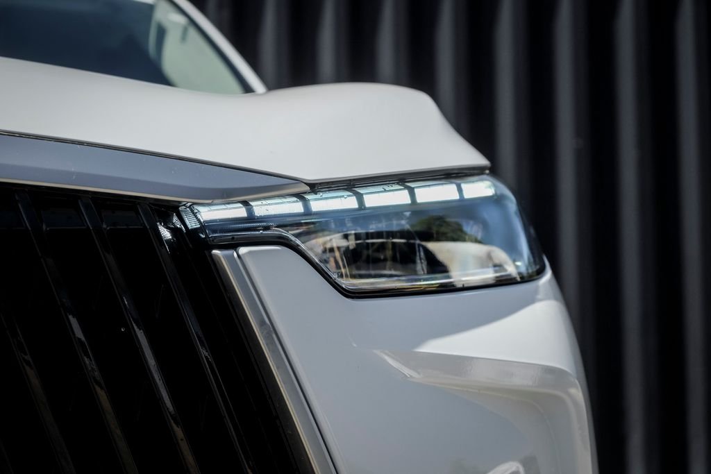New 2027 Radiant White INFINITI LUXE image 6