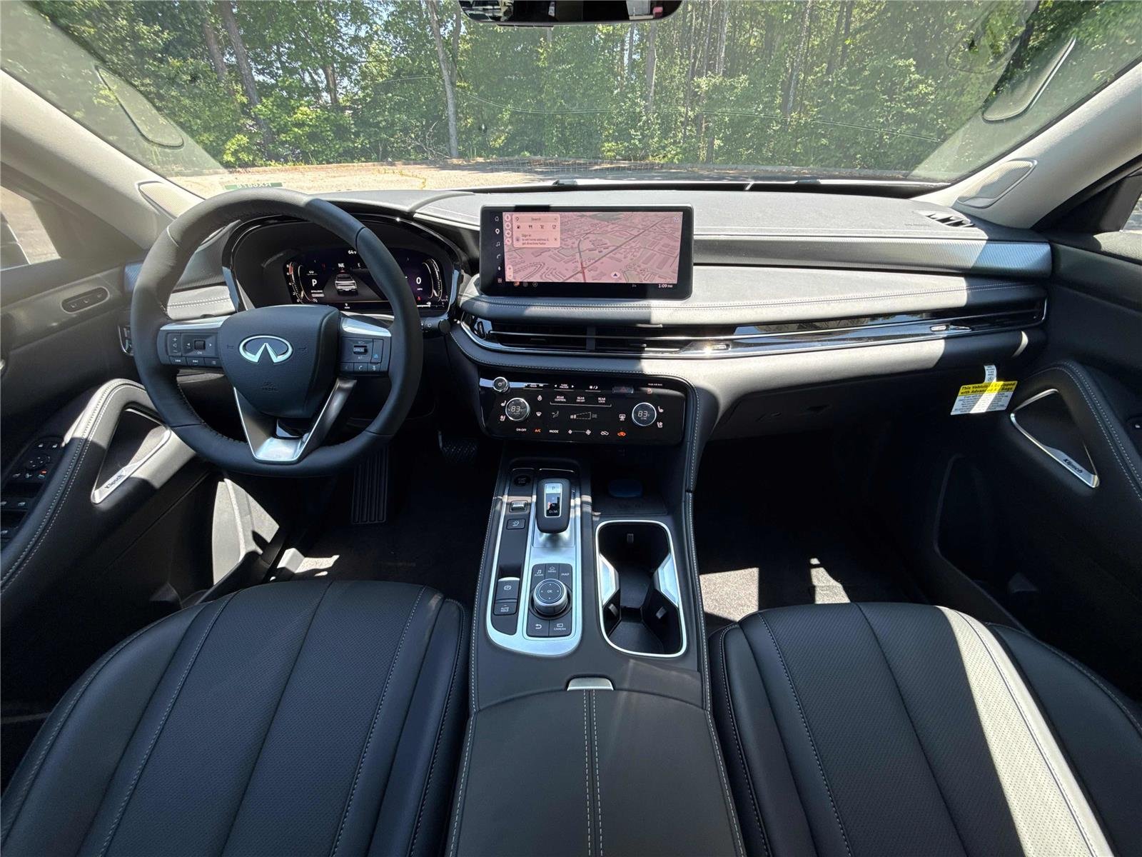 New 2027 RADIANT WHITE INFINITI Luxe FWD image 13