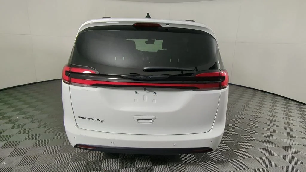 New 2026 Bright White Clear-Coat Exterior Paint Chrysler Select image 6