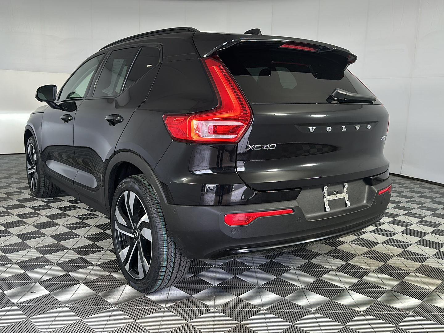 Used 2024 Onyx Black Metallic Volvo Plus Dark Theme image 5