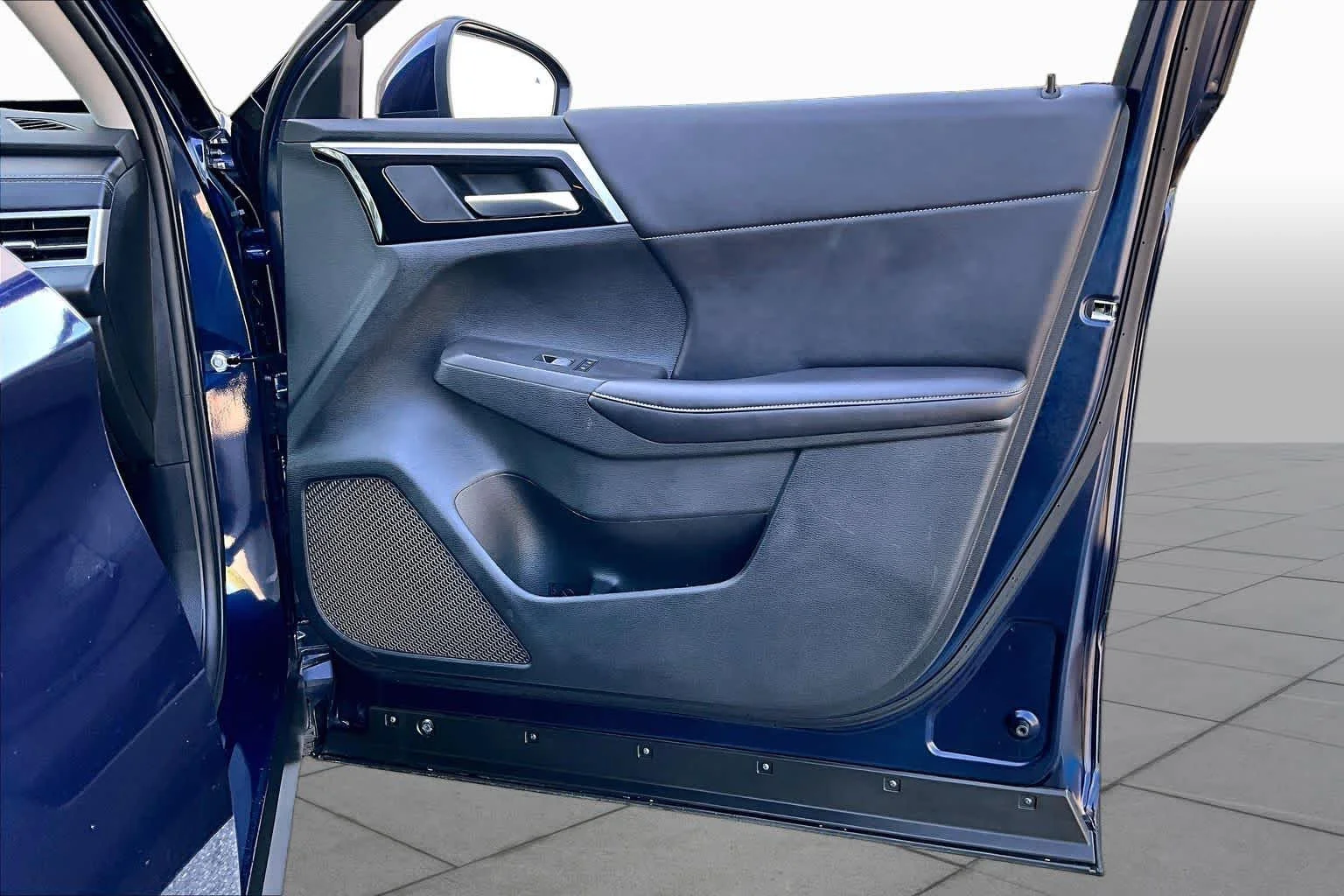 Used 2025 Cosmic Blue Metallic Mitsubishi SE image 23