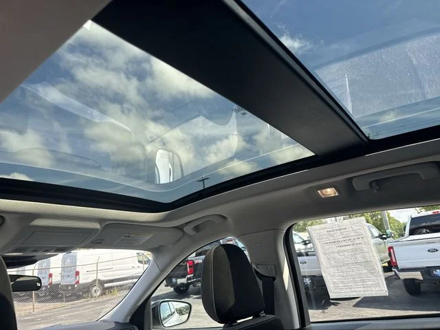 Used 2022 Oxford White Ford SE image 18