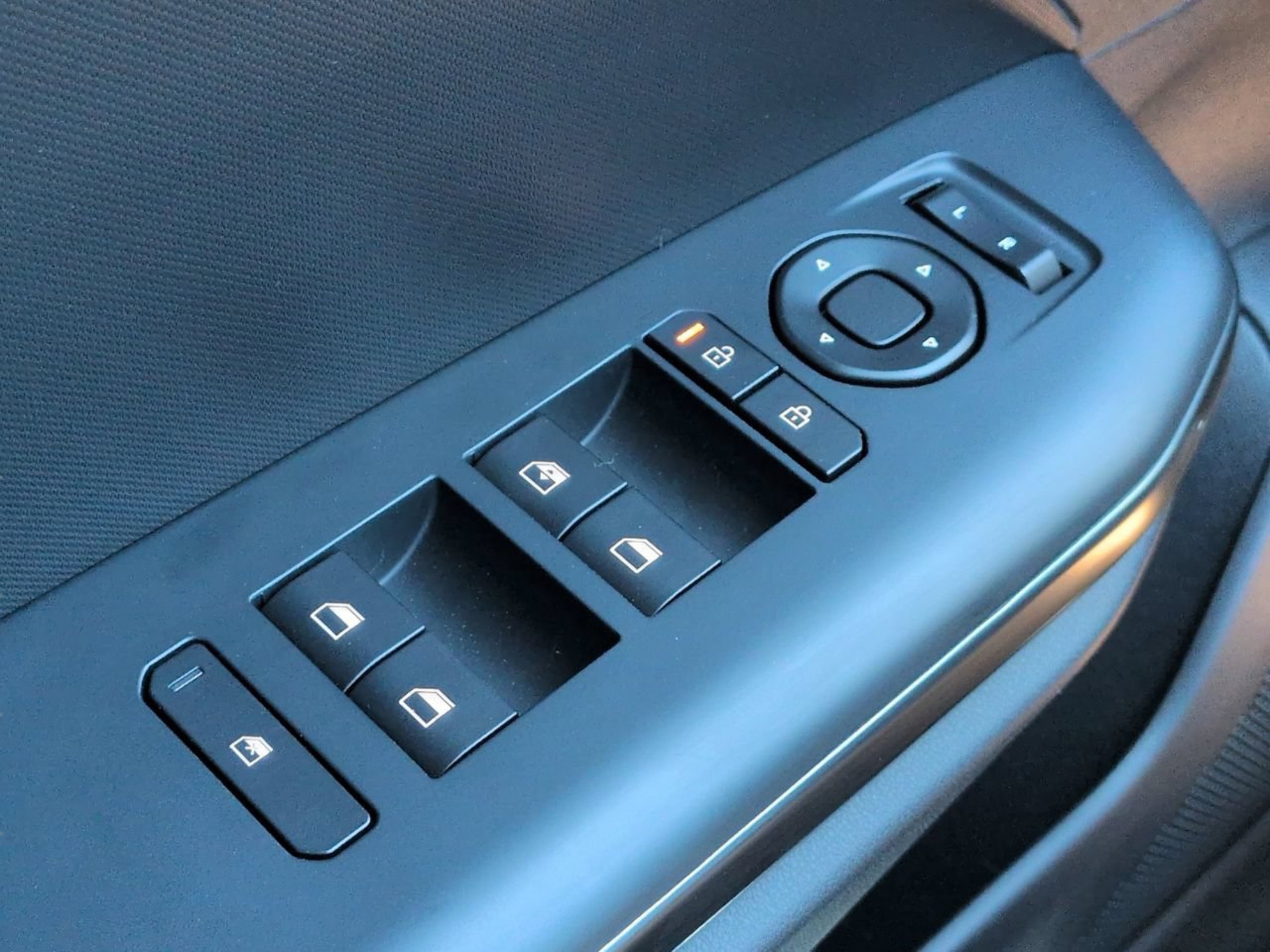 New 2026 Snow White Pearl Kia LX image 25