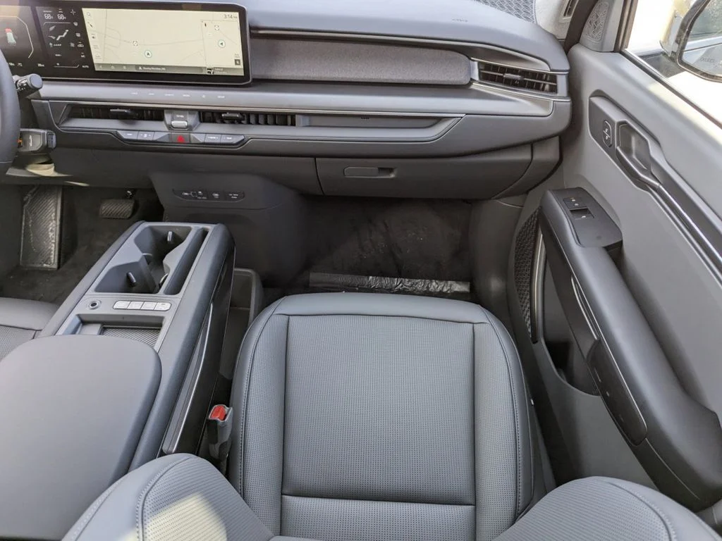 New 2024 Pebble Gray Kia Light RWD image 33