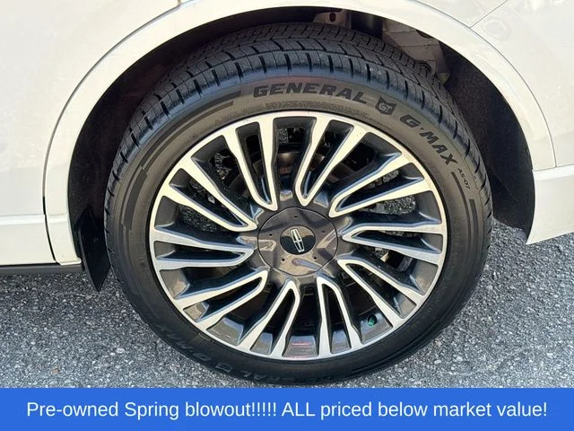 Used 2022 White Lincoln Standard image 14