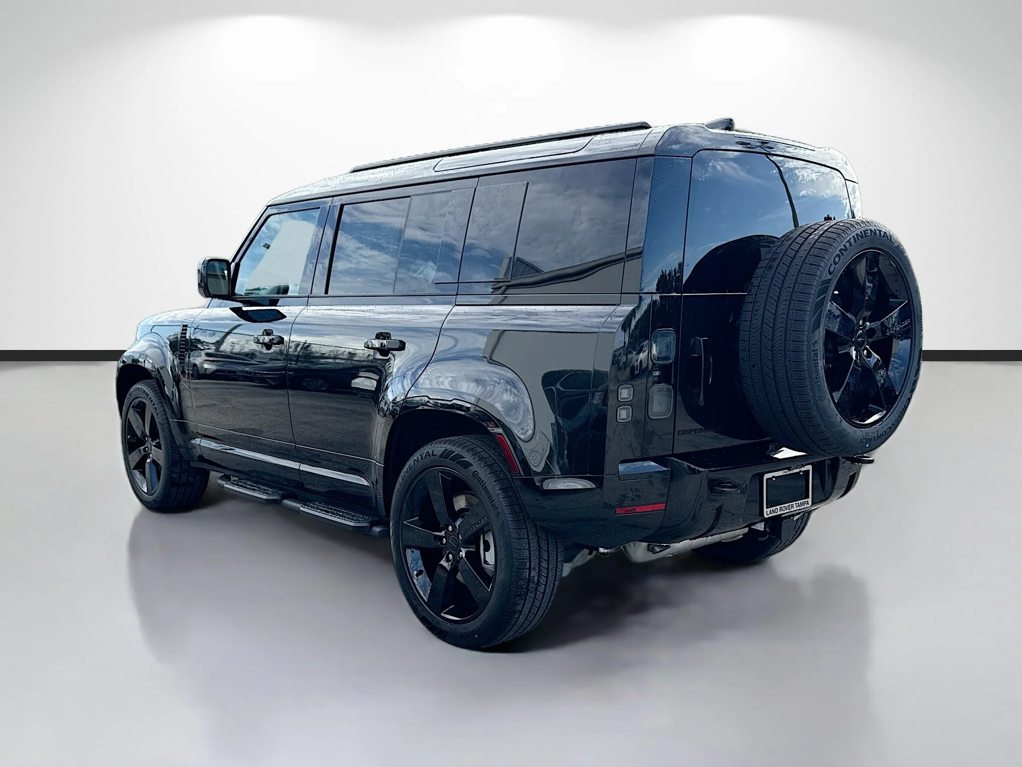 New 2026 Santorini Black Metallic Land Rover X-Dynamic SE image 3