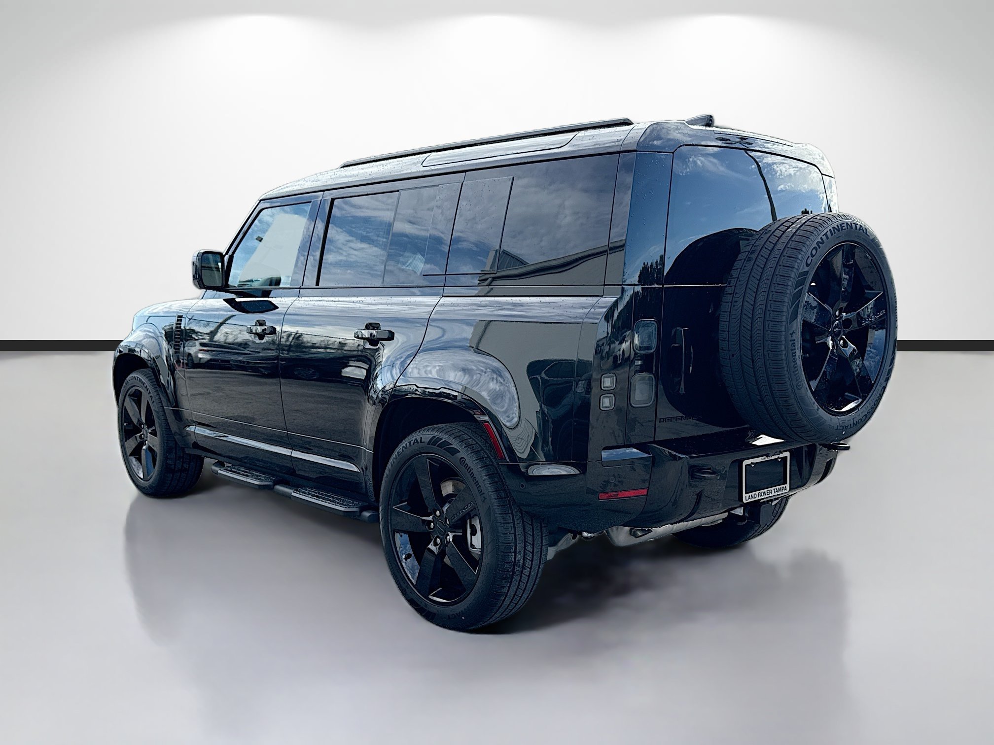 New 2026 Santorini Black Land Rover X-Dynamic SE image 3