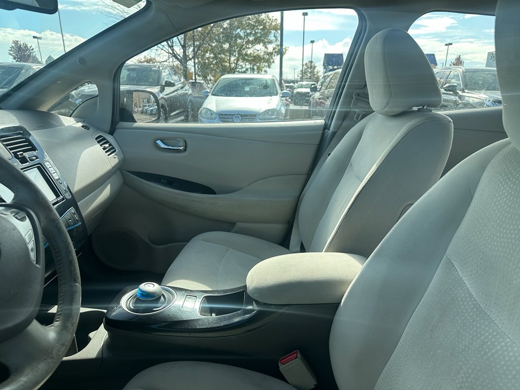 2014 Nissan Leaf SV photo 2