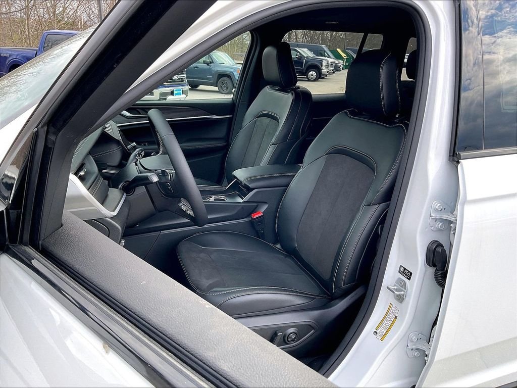 New 2026 Bright White Clear-Coat Exterior Paint Jeep Altitude image 11