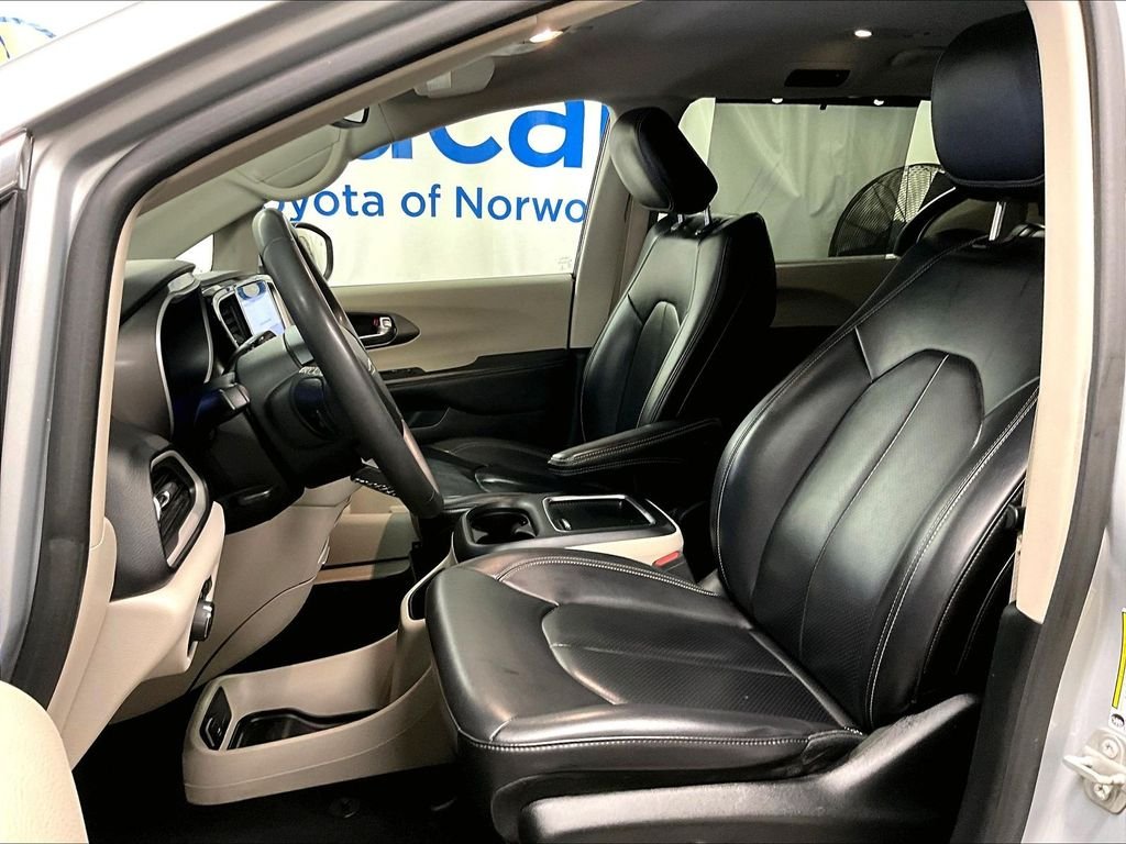 Used 2023 Silver Chrysler Touring L image 10