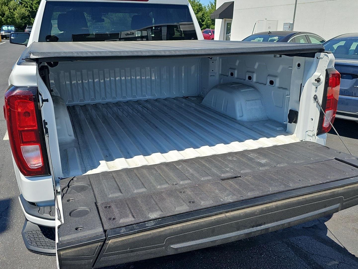 Used 2024 Summit White GMC Elevation image 29