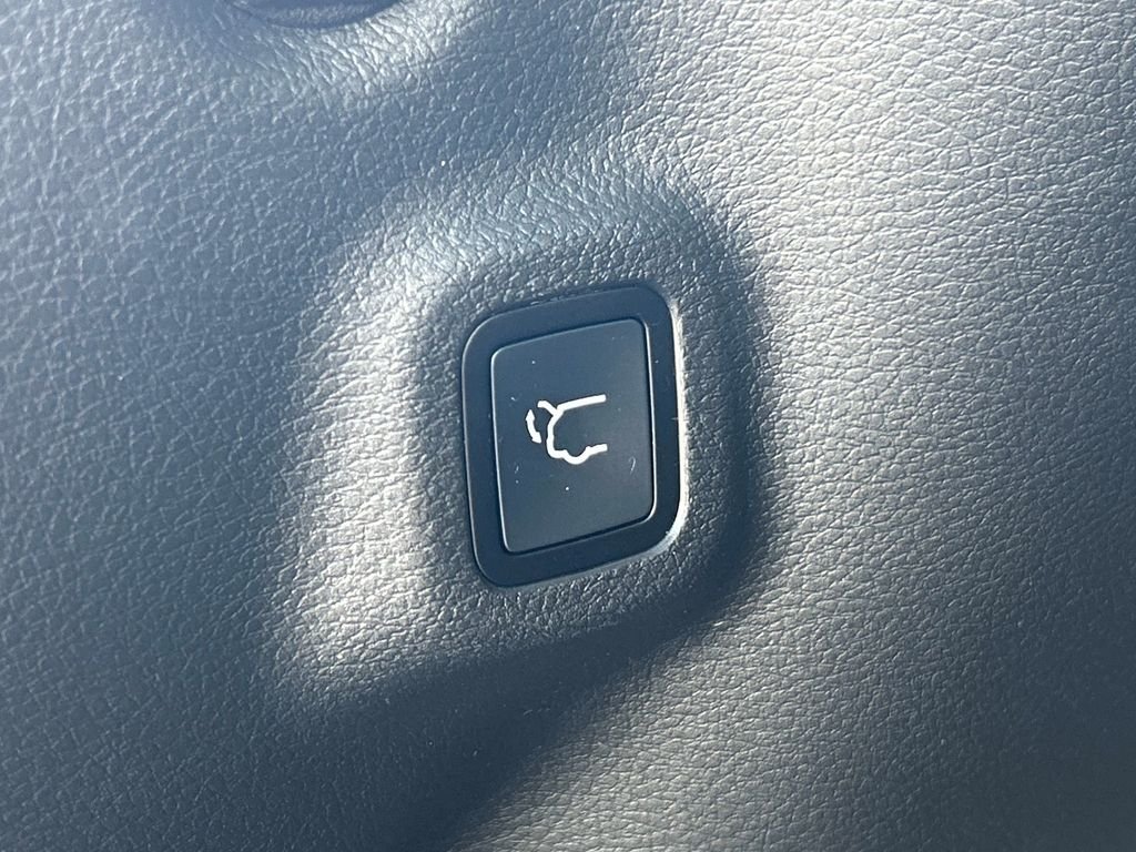 Used 2022 White Jeep Latitude image 11