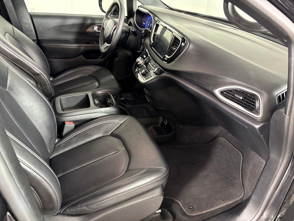 Used 2025 Black Chrysler Select image 17