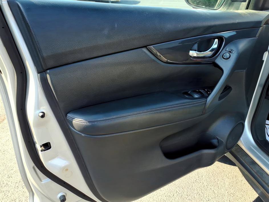 Used 2017 Brilliant Silver Nissan SV image 15