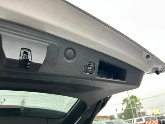 Used 2020 Silver Ice Metallic Chevrolet Premier image 12