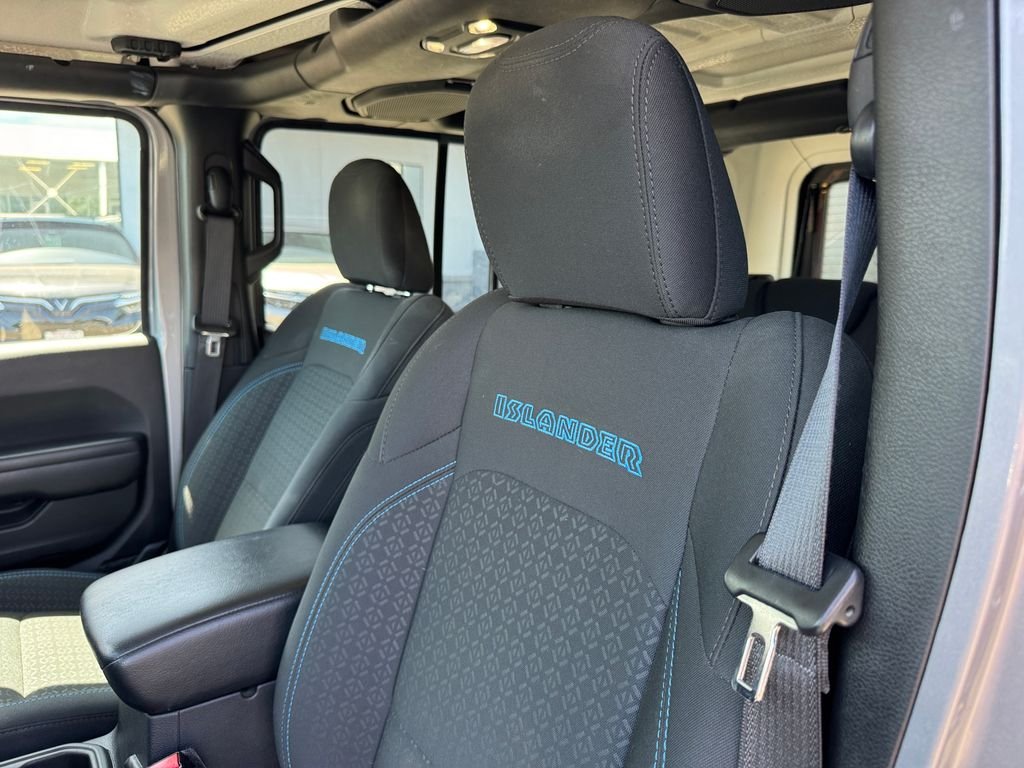 Used 2021 Silver Jeep Unlimited Sport image 23