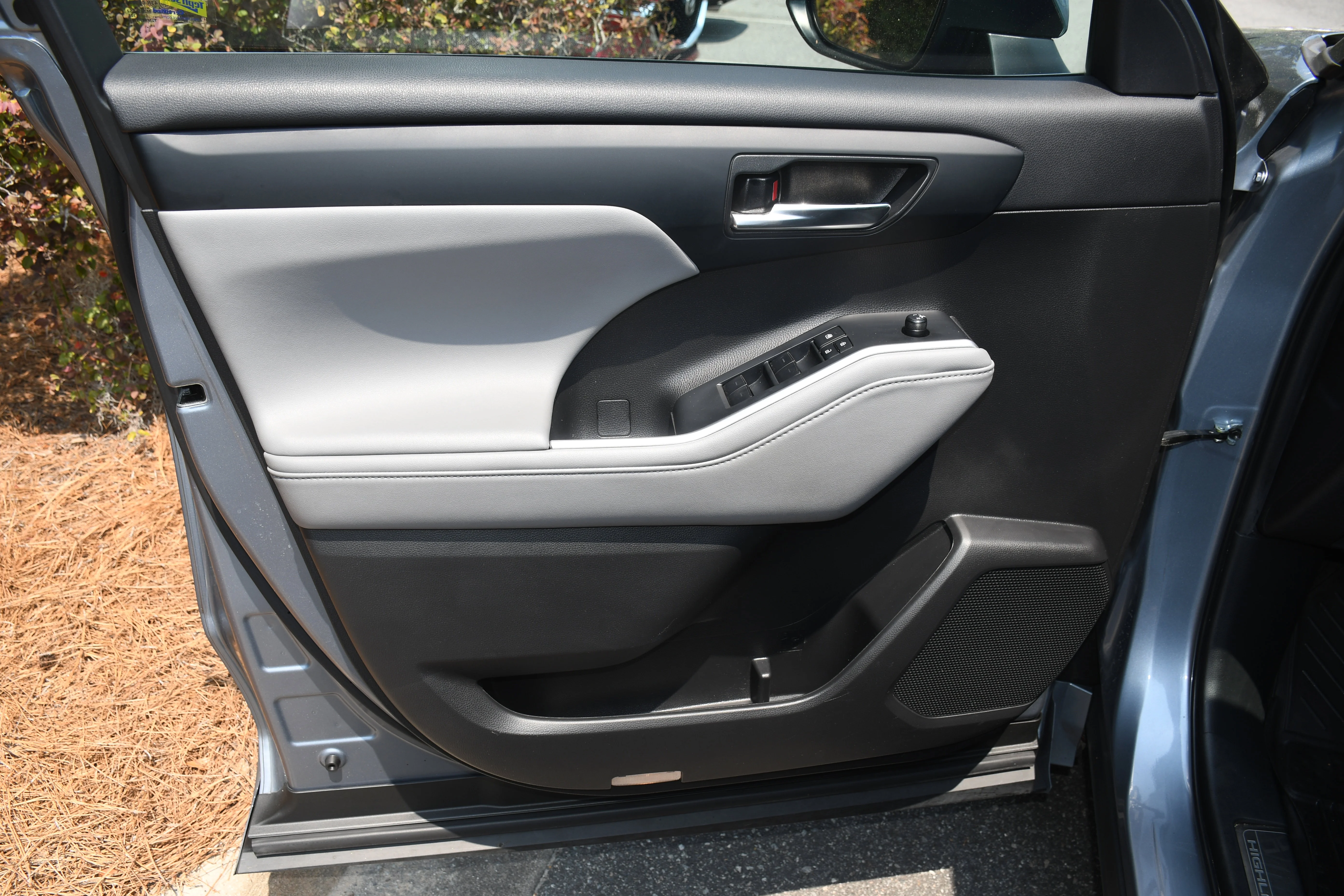 Used 2022  Toyota XLE image 9
